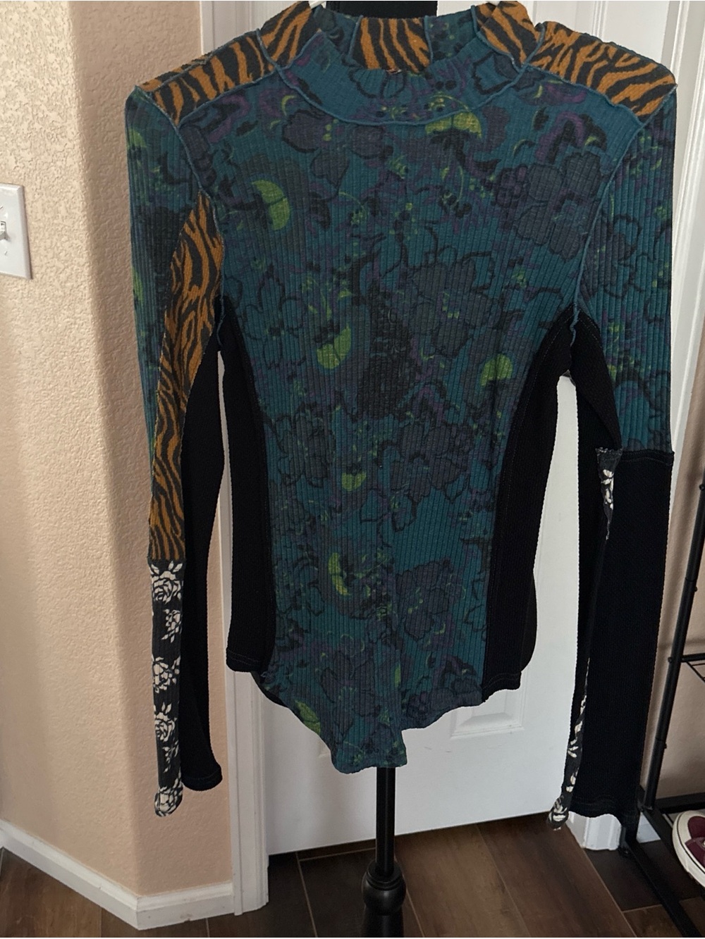 Women’s Mixed-Print Ribbed Long Sleeve Top in Teal and Black